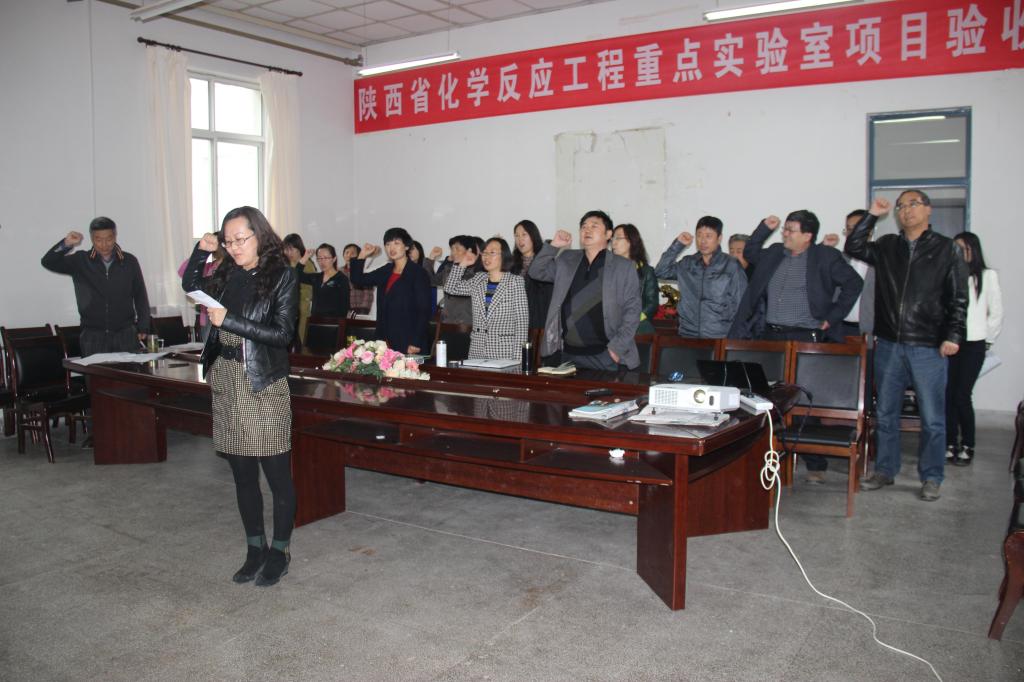 第一支部书记陈小利带领全体教工党员重温入党誓词