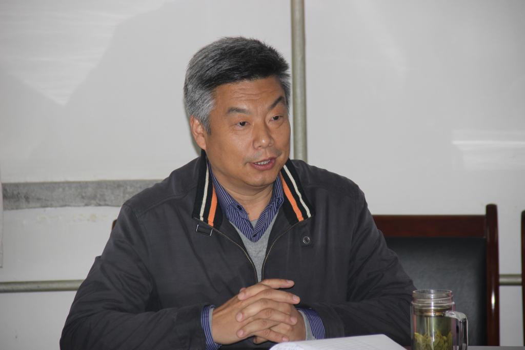 教工第二党支部书记刘雨录主持会议