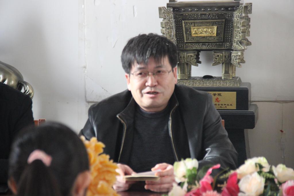 我院院长高楼军介绍捐资校友情况
