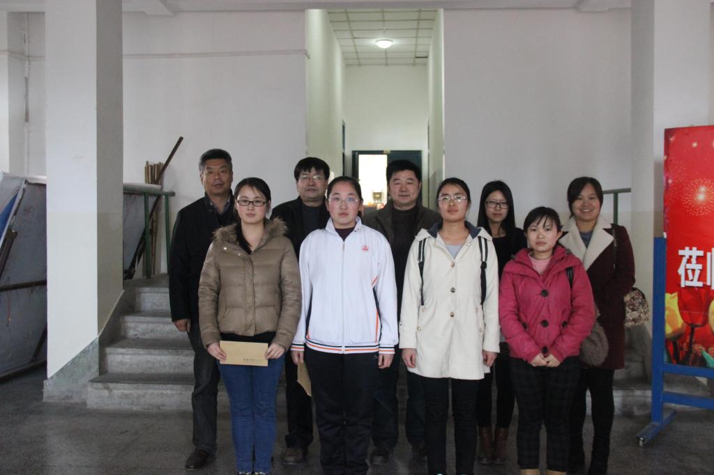 与受助学生合影