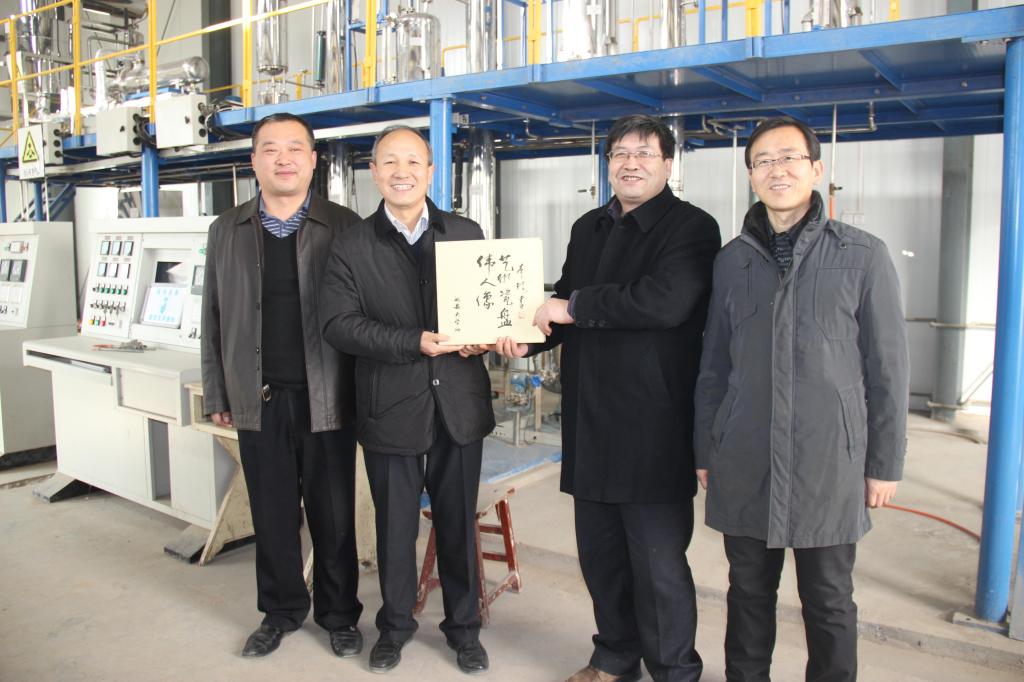 高楼军院长向刘主任赠送纪念品