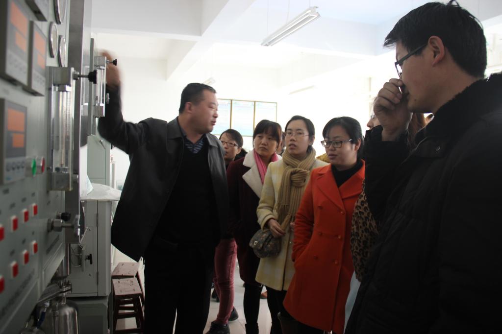 实训中心老师为大家讲解设备运转原理