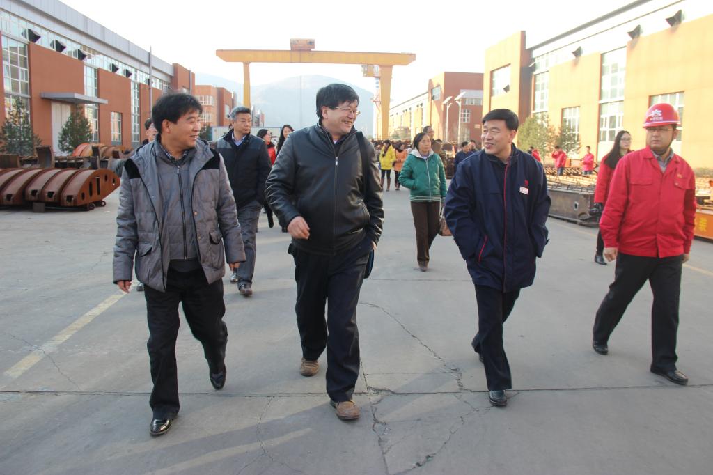 张总带领教师队伍参观厂区