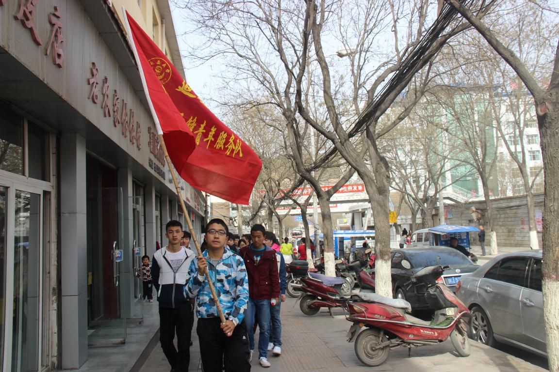 我院学生学雷锋活动正出发