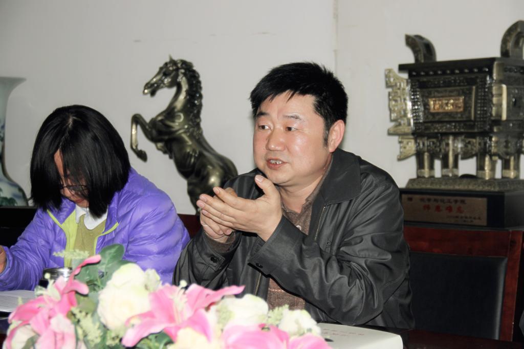 学院党委书记舒永安为师生骨干做报告
