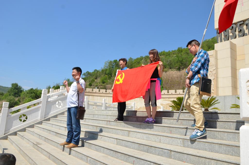 院党委书记舒永安朗诵毛泽东诗词并作新形势下共产党人所肩负的历史使命和神圣的育人职责的演讲