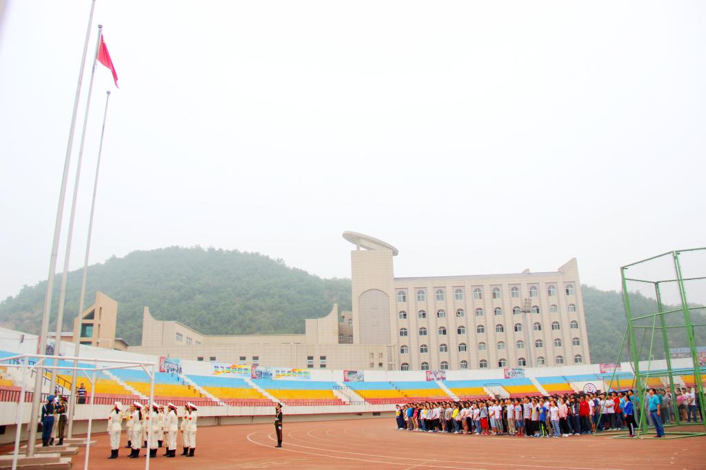 我院升国旗全景